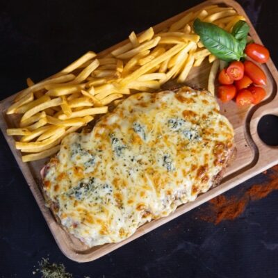 Milanesa de Ternera XL a los 4 quesos C/ Papas Fritas